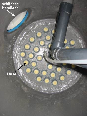Foto des Filterbehälters mit Düsenboden (Innenansicht)