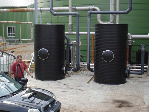 Montage der Biogasfilteranlage zur Entfernung von Schwefelwasserstoff